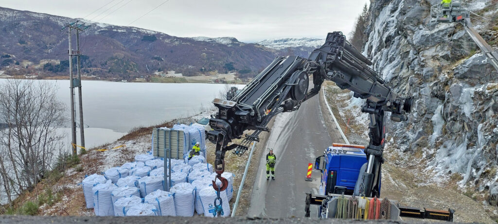 Storsekker med Glasopor skumglass heises på plass|Storsekker med Glasopor levert hos Valdres Naturstein