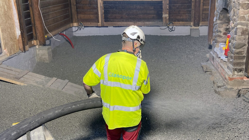 Blåsing av Glasopor 10-20+ skumglass på gulv i tømmerhytte|Blåsebil fra Espeland leverer Glasopor skumglass