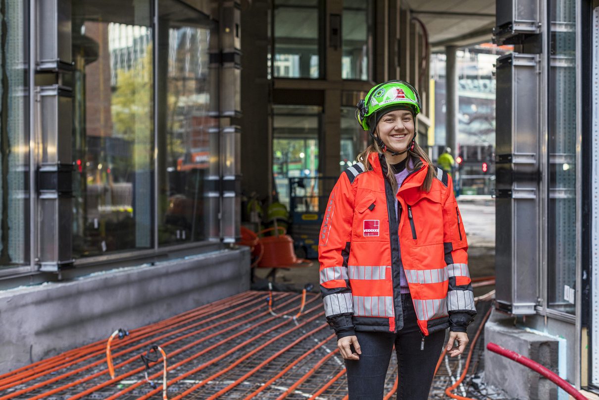 Trainee i Veidekke Pia Kristine Abrahamsen viser oss rundt på byggeplassen til Universitetsgata 7-9 – Foto: Per Tore Molvær