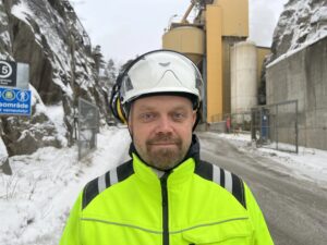 Svend Aage viser Stolt Håndverker rundt på fabrikken