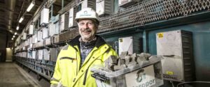 Ingeniører har reist helt fra Australia til Skjåk for å lære hvordan de kan produsere skumglass av nedknust resirkulert glass.