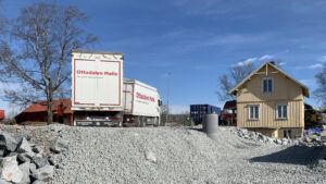 SKS Transport med en av deres Ottadalen Mølle profilerte biler som leverer Glasopor skumglass