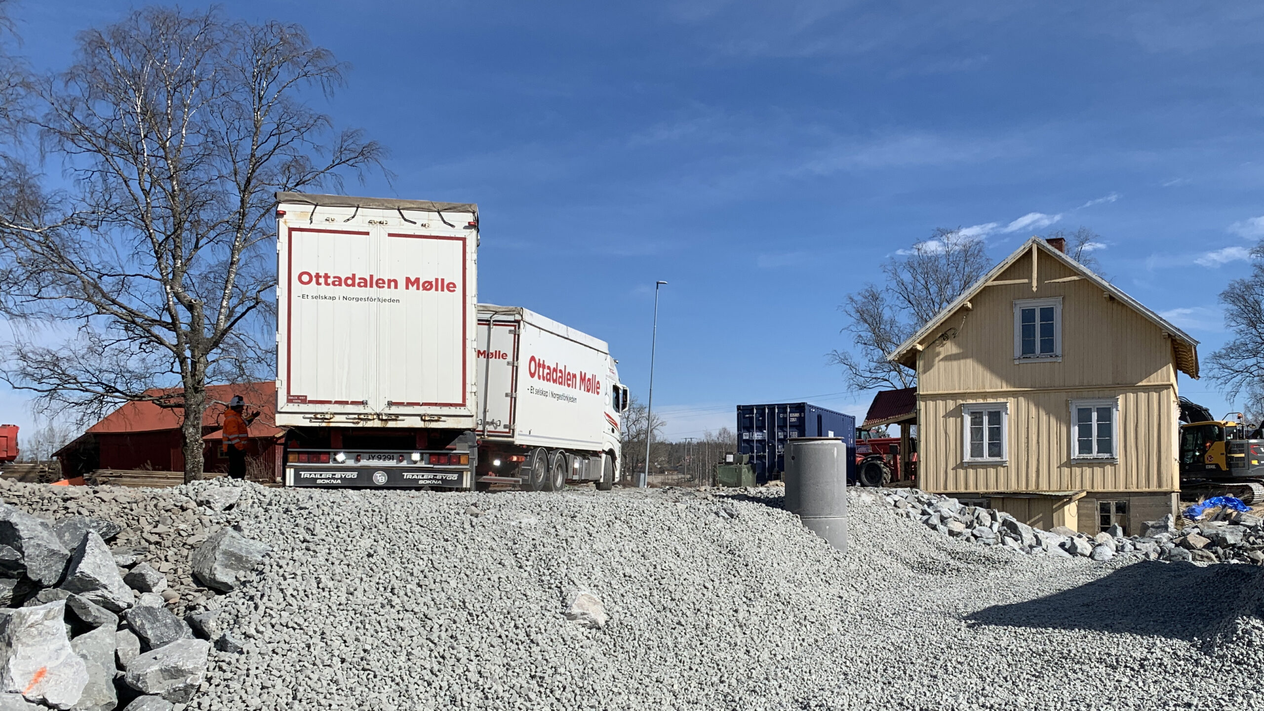 SKS Transport med en av deres Ottadalen Mølle profilerte biler som leverer Glasopor skumglass
