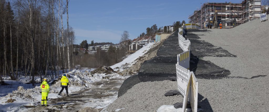 Viktig vei i Langhus er bygget på en 10 meter høy Glasopor-vegg. – Har aldri sett noe slikt i Norge